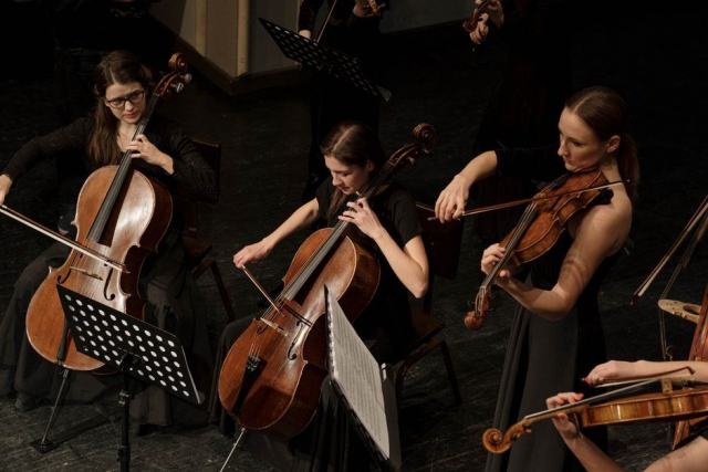 Un quatuor à cordes en concert Quatre musiciens jouant ensemble sur une scène de concert