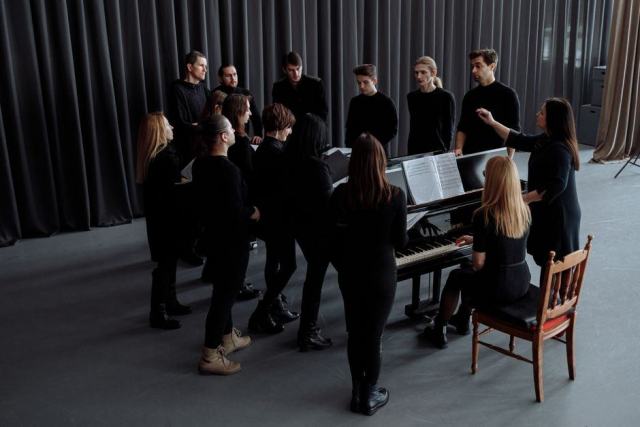 Photo d'illustration : un chef dirigeant devant un orchestre