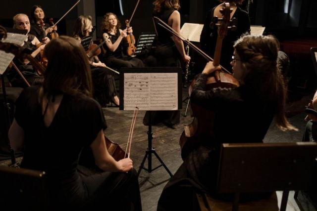 Les sections d'un orchestre symphonique sur scène Musiciens d'un orchestre symphonique disposés par sections sur la scène d'une salle de concert