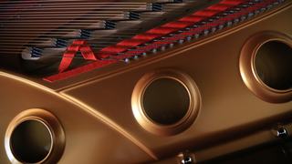 Cordes et cadre doré à l'intérieur d'un piano à queue