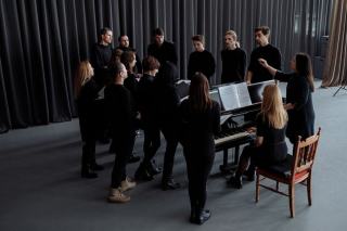 Chef d'orchestre : il est le seul à lire toutes les parties
